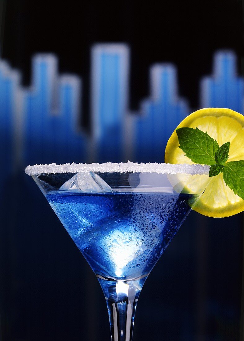 Manhattan-Cocktail vor Skyline