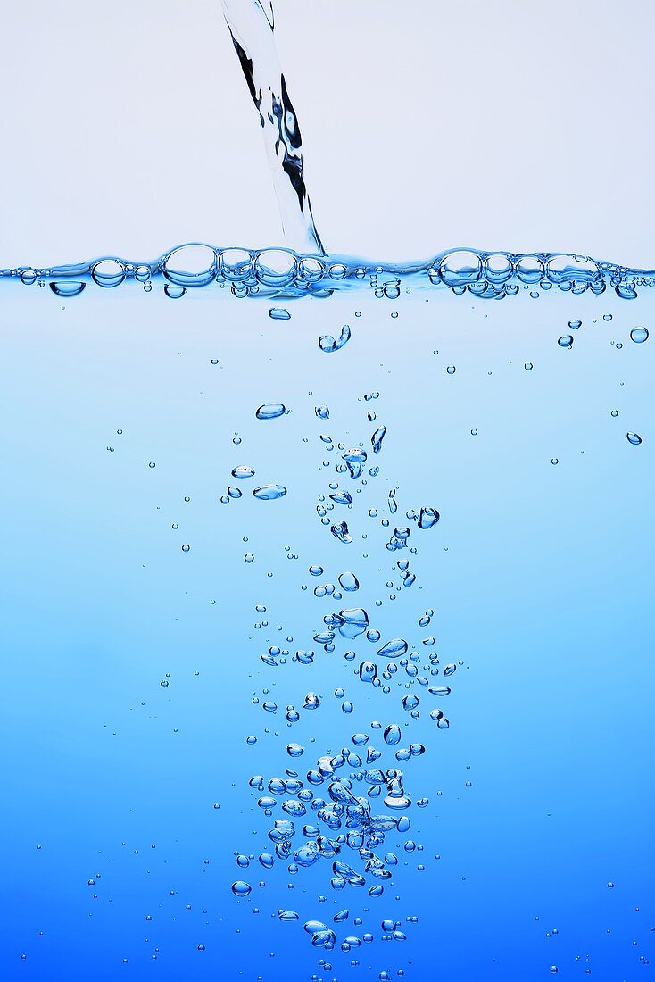 Eingiessendes Wasser erzeugt Blasen