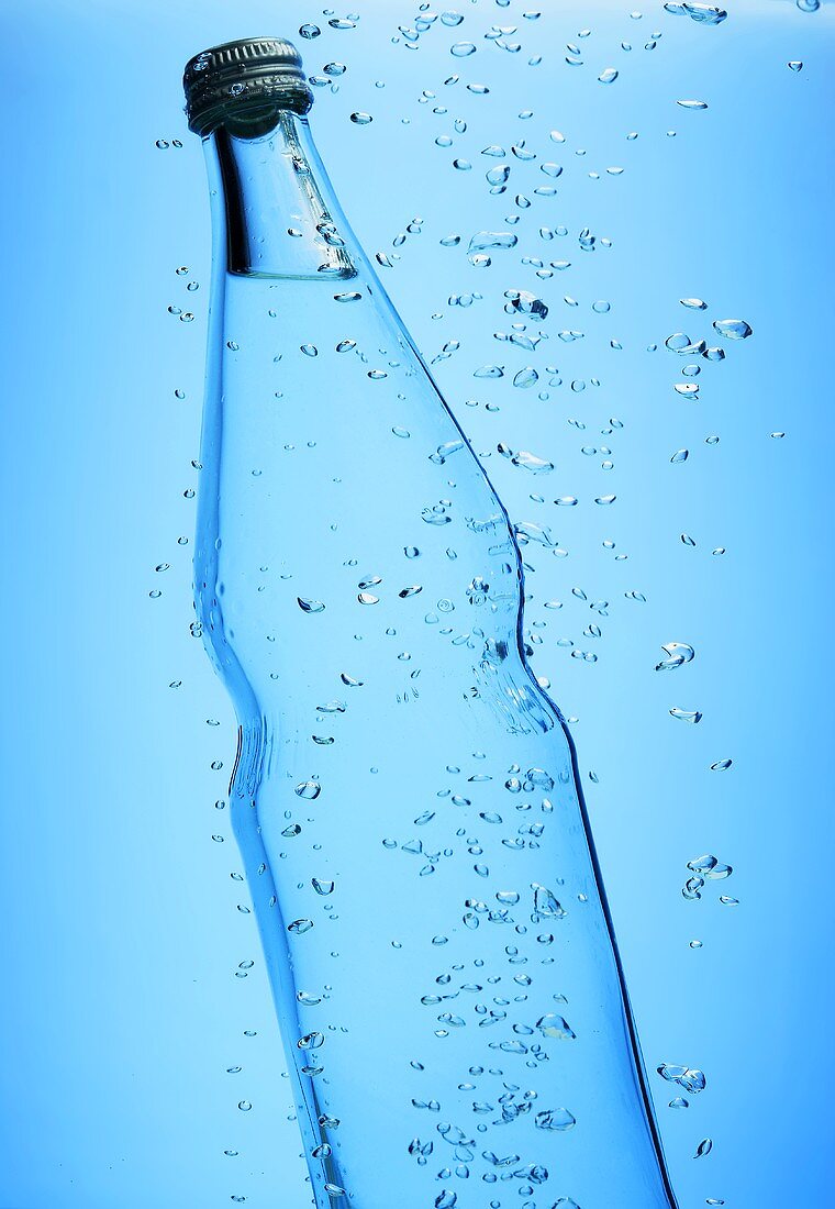 Mineralwasserflasche in Wasser mit Blasen