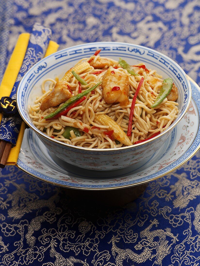 Asian noodles with chicken and vegetables