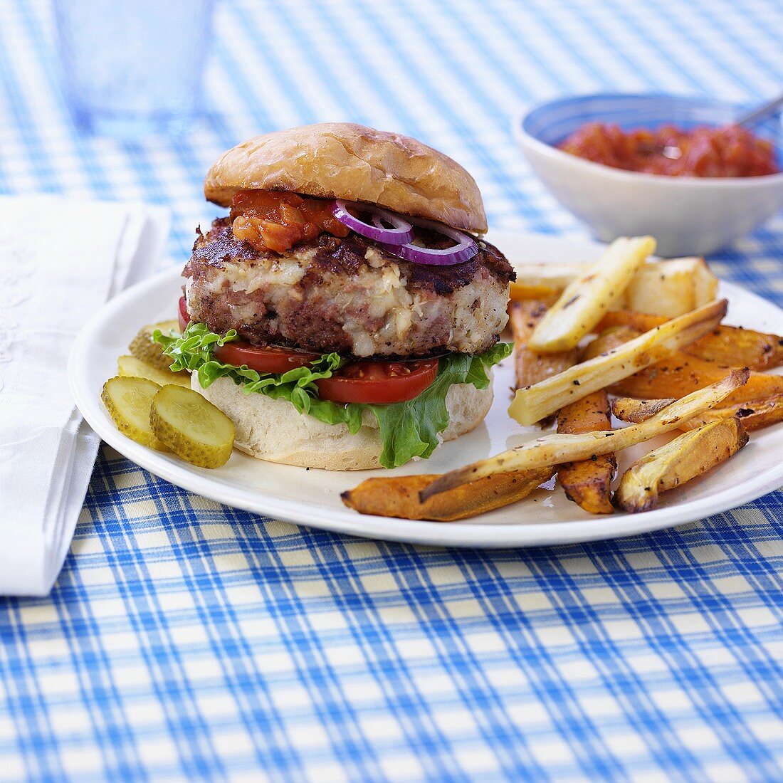 Frikadellen-Käse-Burger und gebackene Gemüsesticks