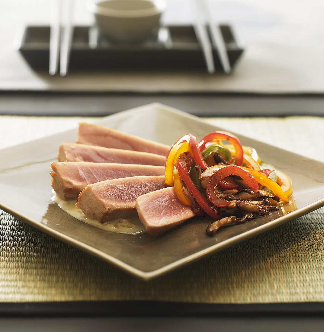Half-raw tuna slices with vegetables