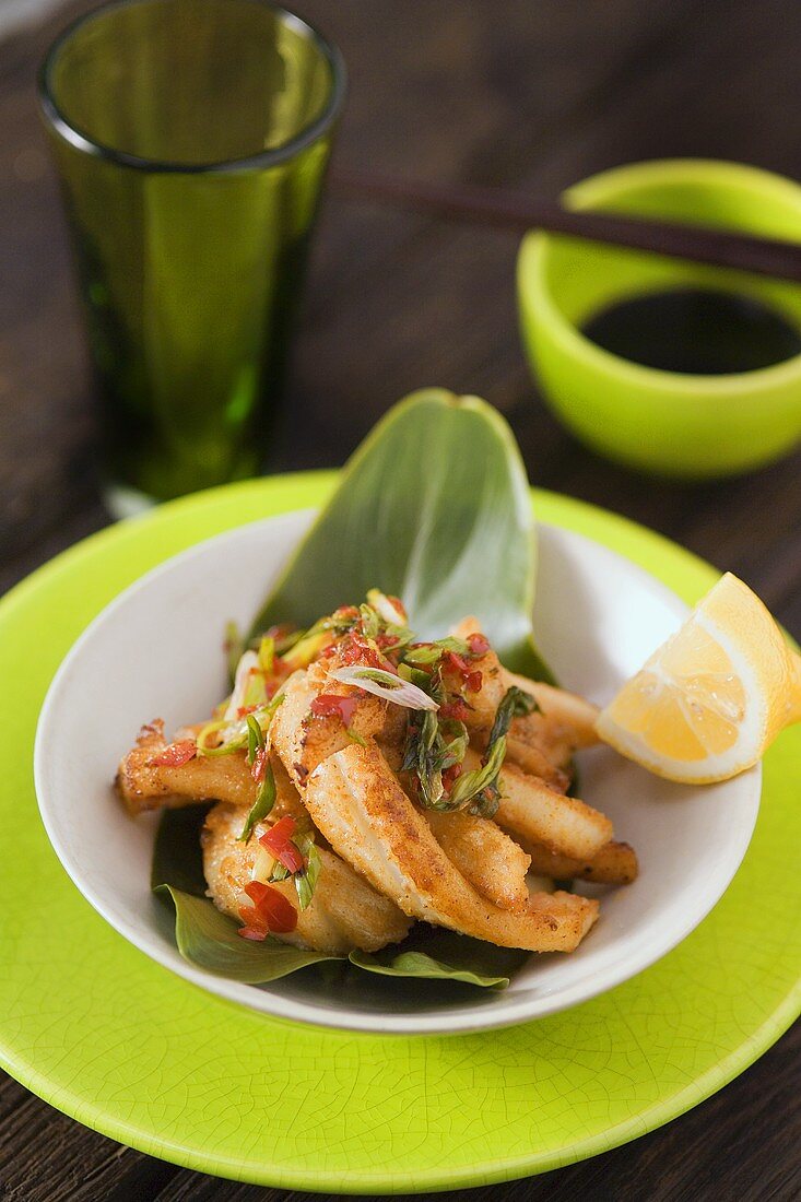 Frittierter Tintenfischsalat mit Chili