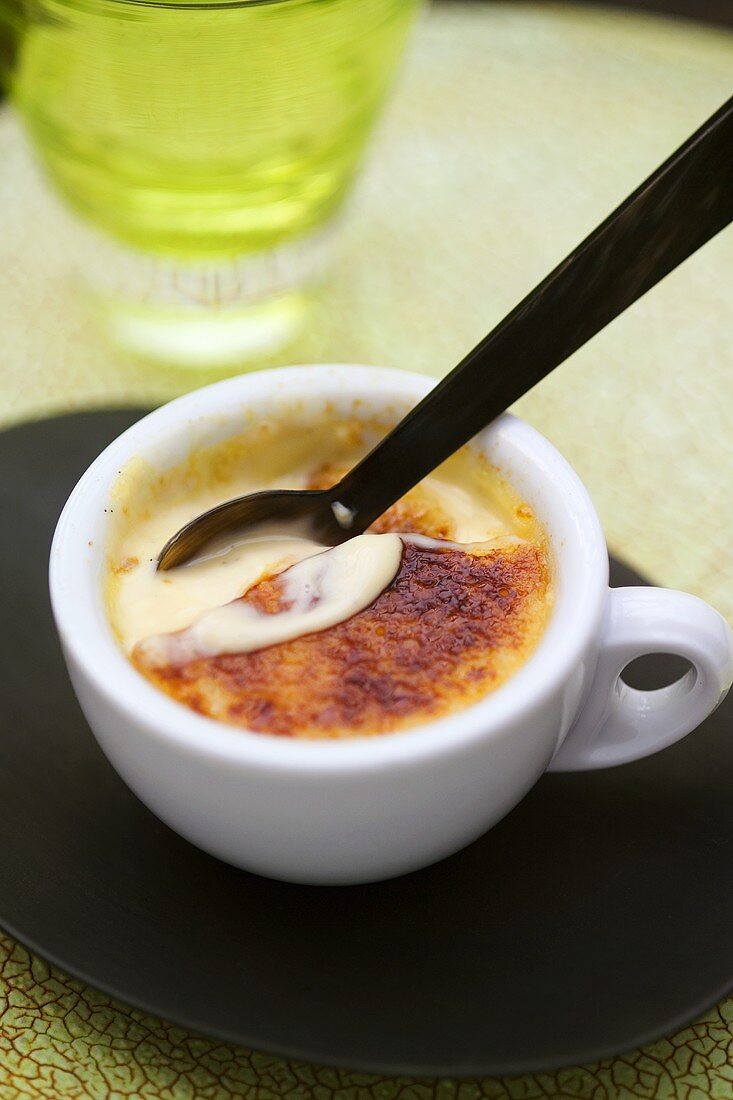 Crème brûlée with ginger and lime in an espresso cup