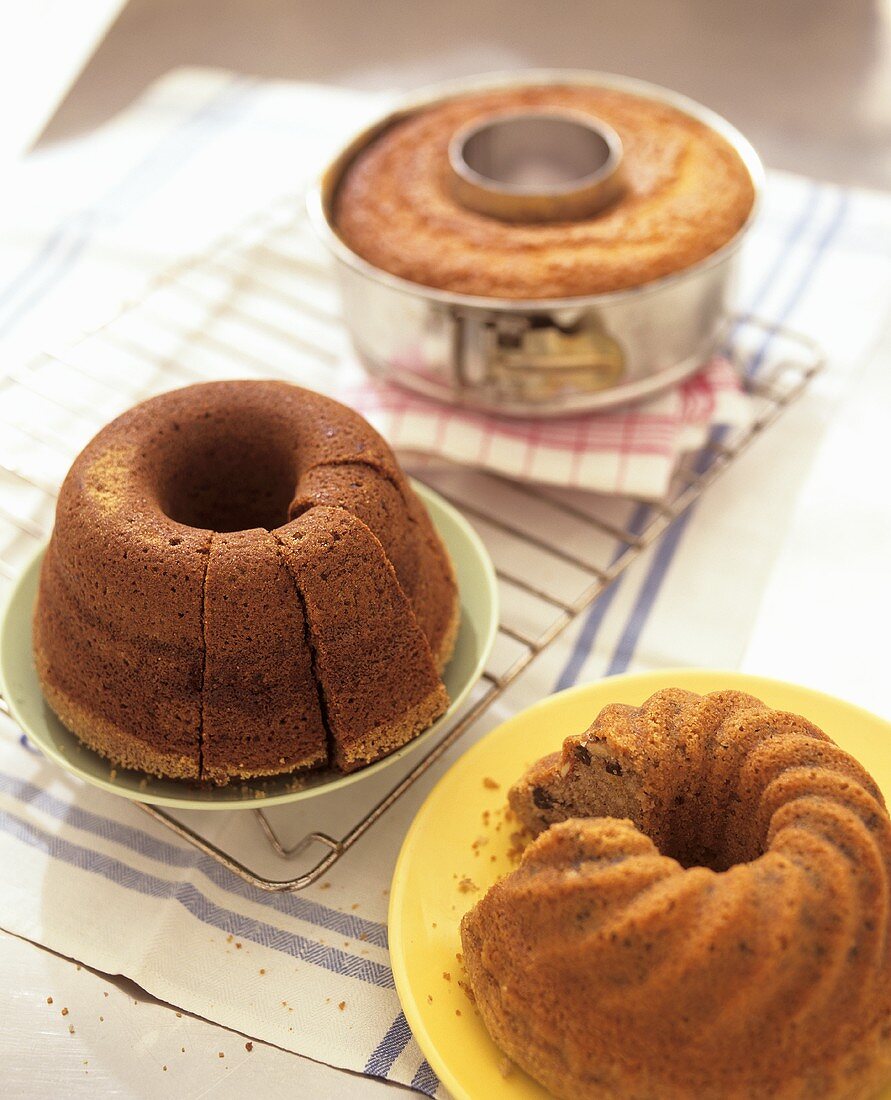 Gugelhupf with saffron, with cranberries and with lemon