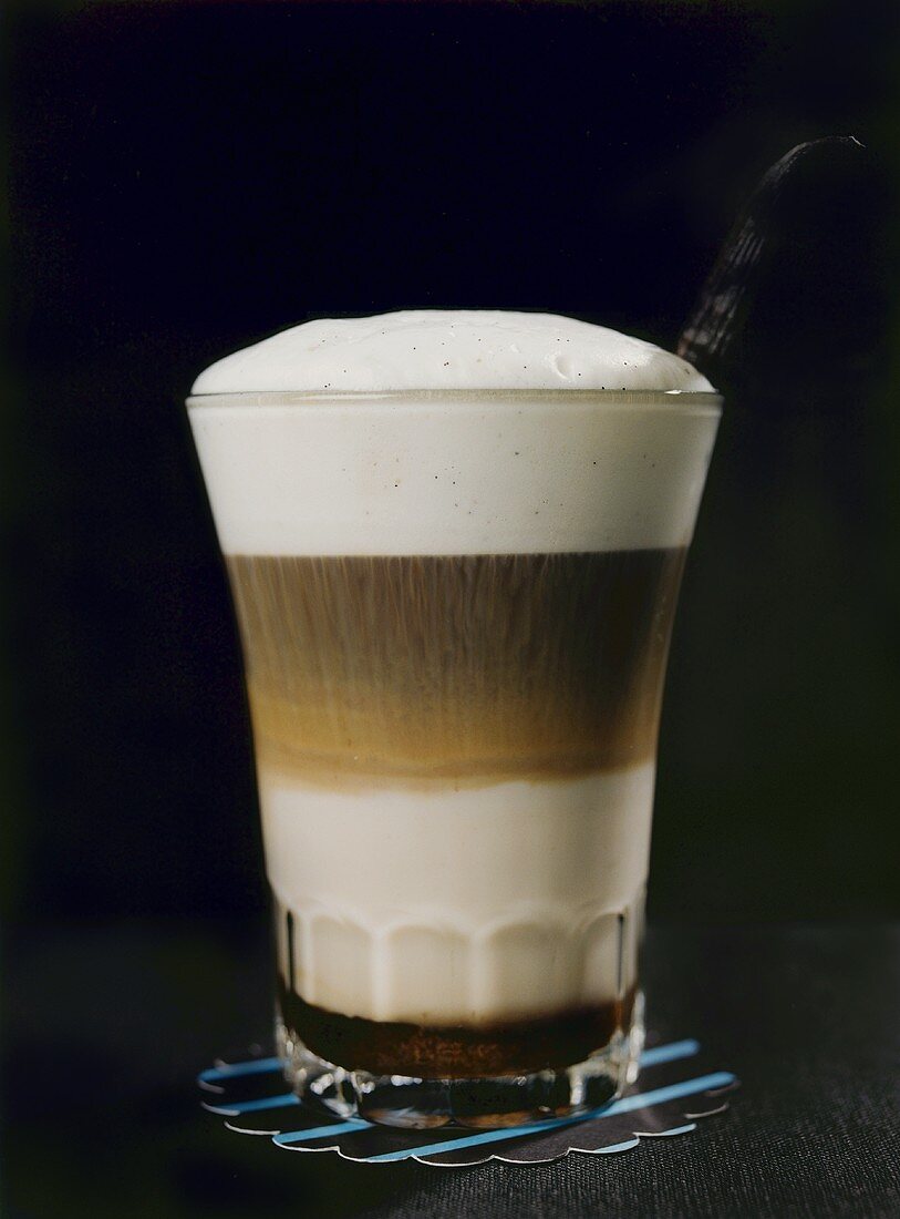 Latte livornese (Espresso, Rum, Milch & brauner Zucker)