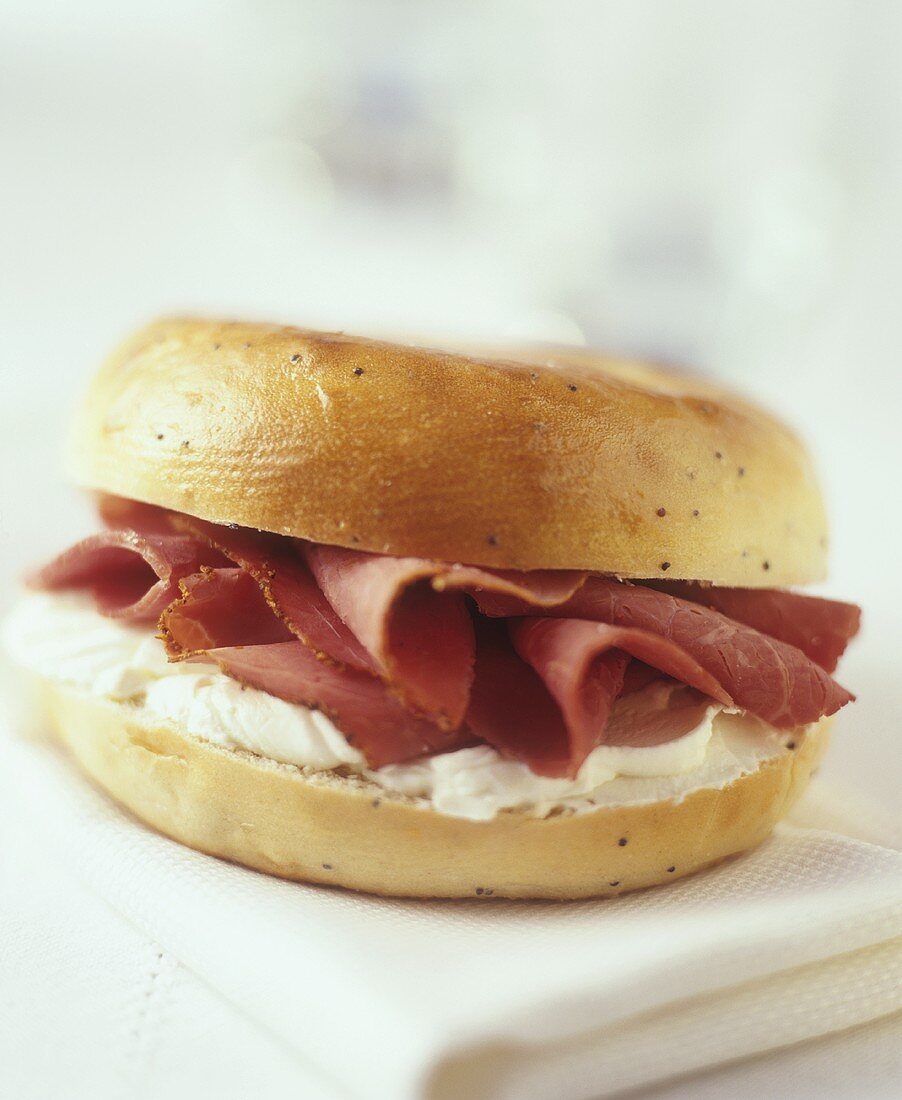 Bagel mit Frischkäse und Pastrami