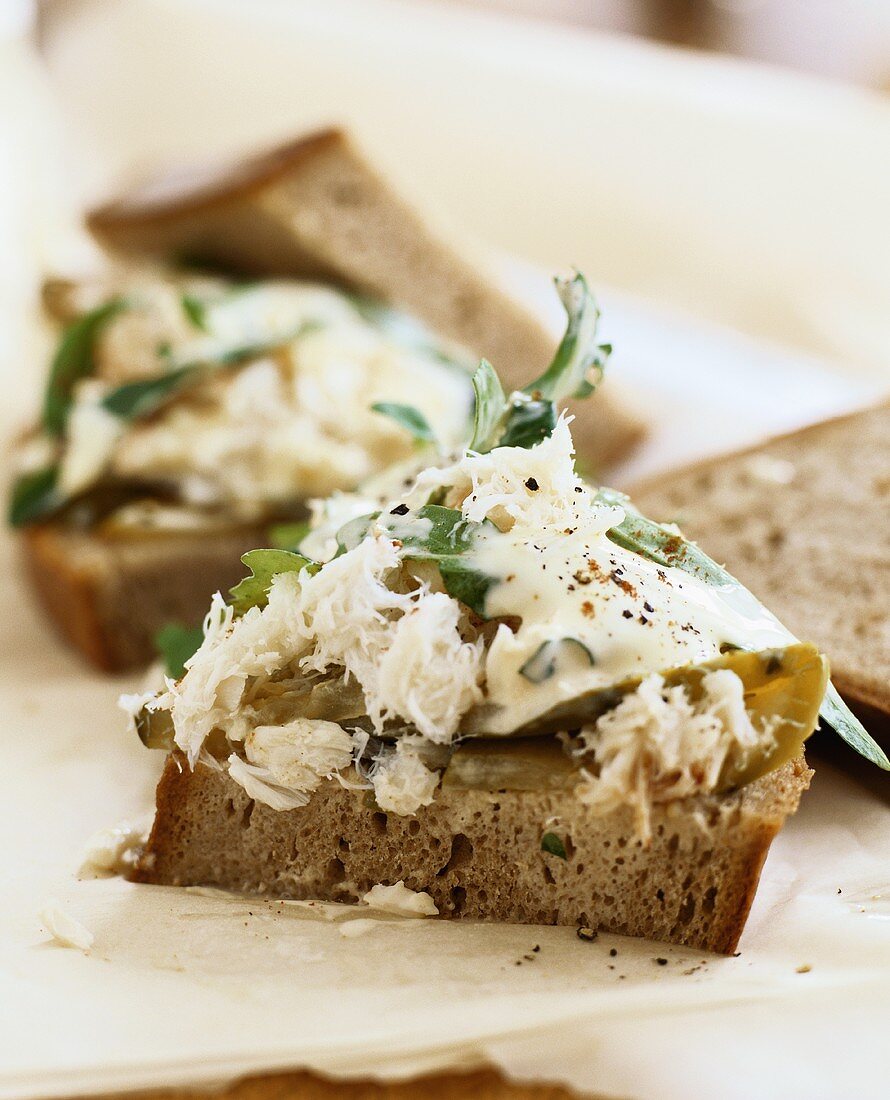 Sauerteigbrot mit Krebsfleisch und Rucola belegt