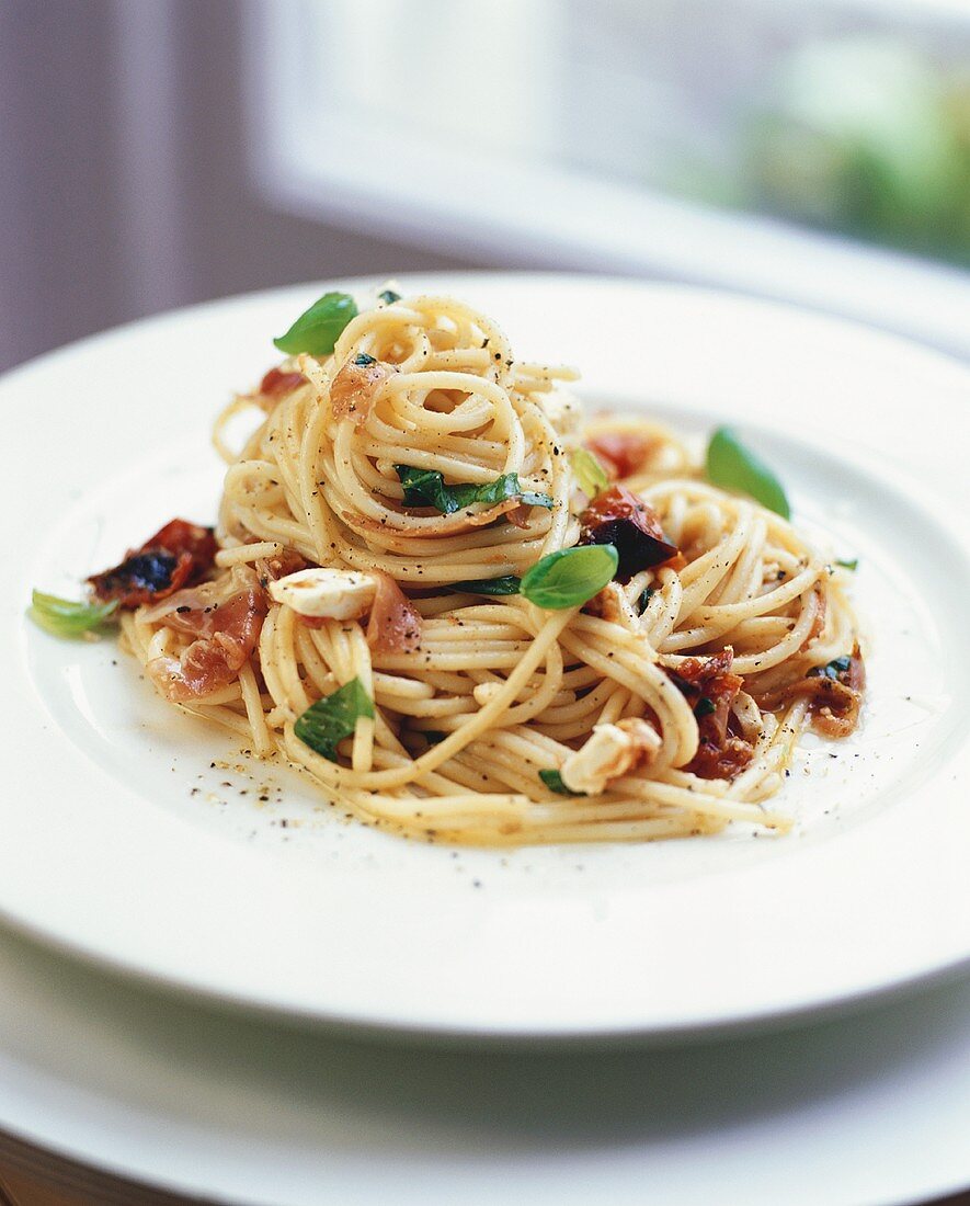 Spaghetti with dried tomatoes and pancetta