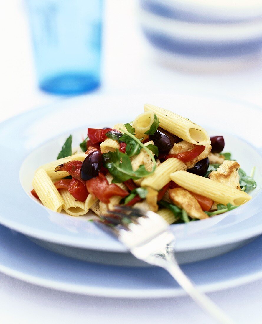 Penne mit Tomanten, Oliven, Rucola und Hähnchenbrust