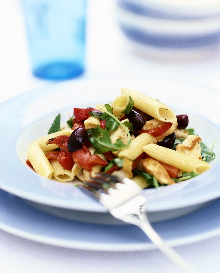 Penne with tomatoes, olives, rocket and chicken breast