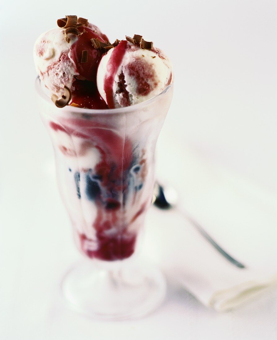 Eisbecher mit Erdbeer-Joghurt-Eis und Erdbeersauce