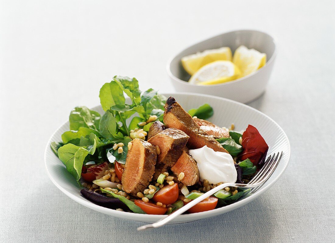 Lammfilet auf Salat mit Gerste