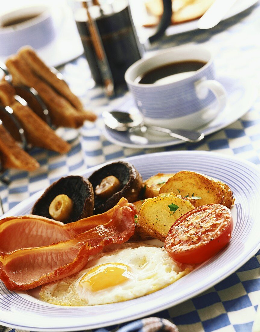 Englisches Frühstück: Spiegelei mit Speck und Beilagen