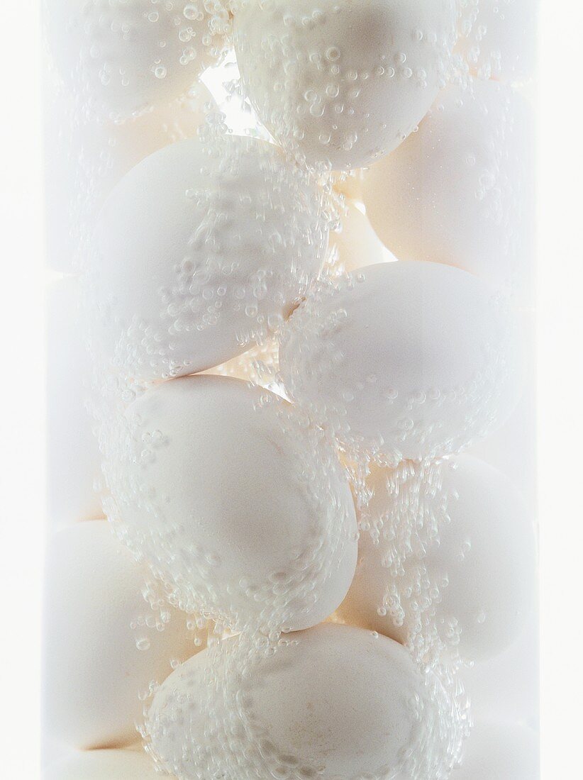 weiße Eier in kochendem Wasser