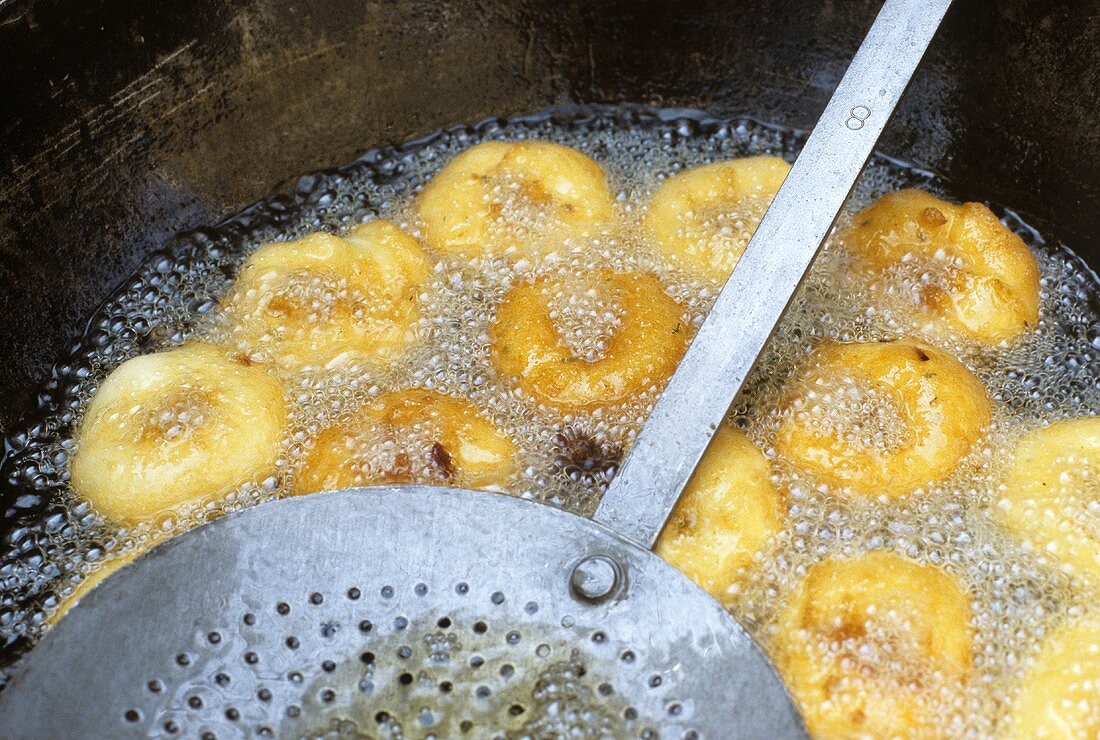 Deep-frying Indian lentil fritters