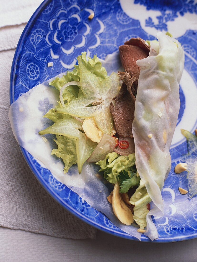 Beef with lettuce and star fruit on rice paper