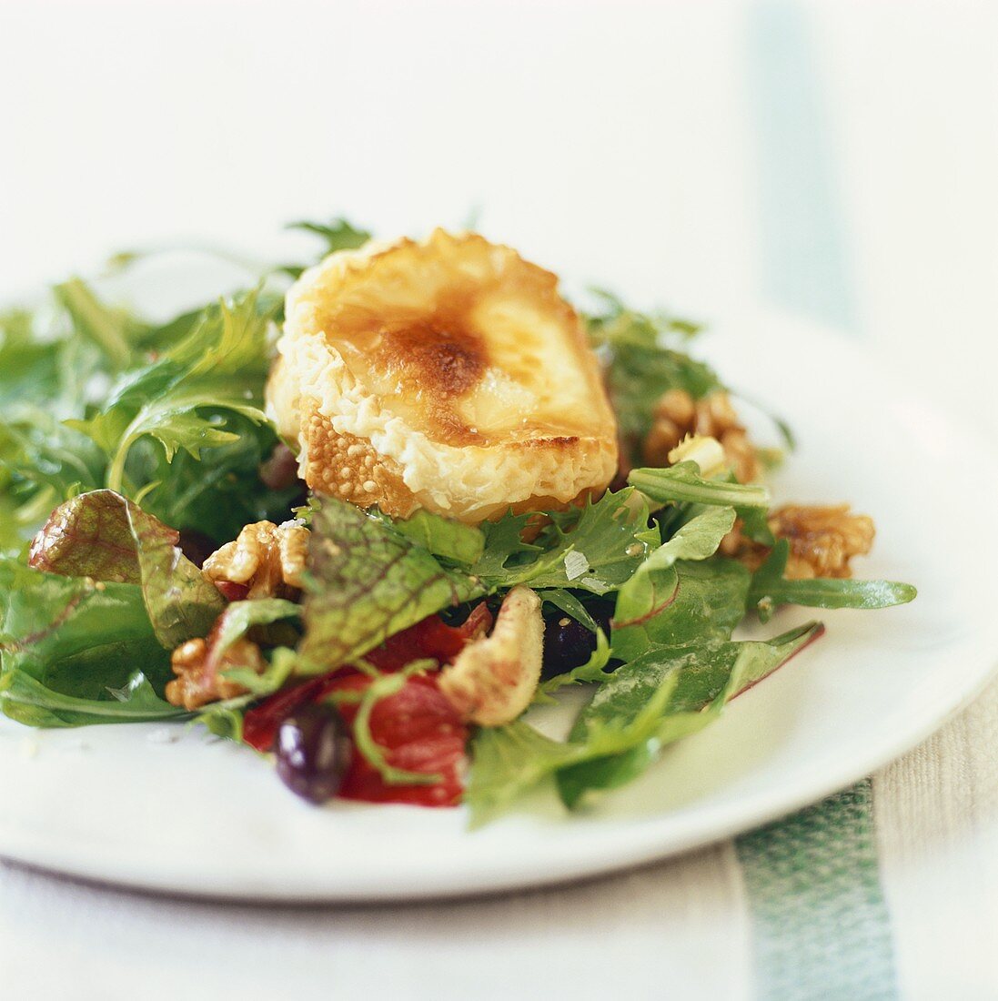 Warmer Ziegenkäse auf Salat