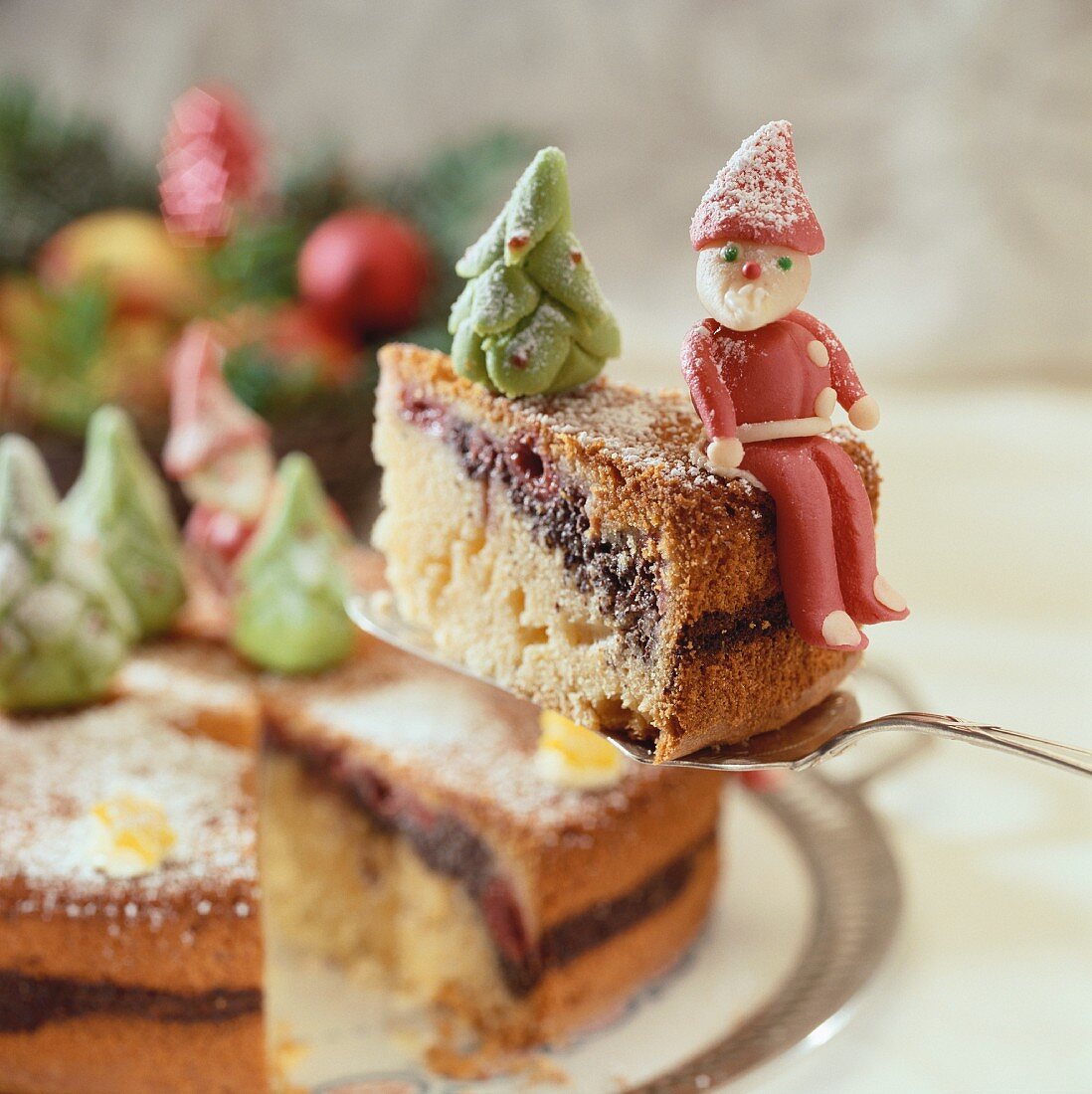 Mohntorte mit Marzipanfiguren zu Weihnachten