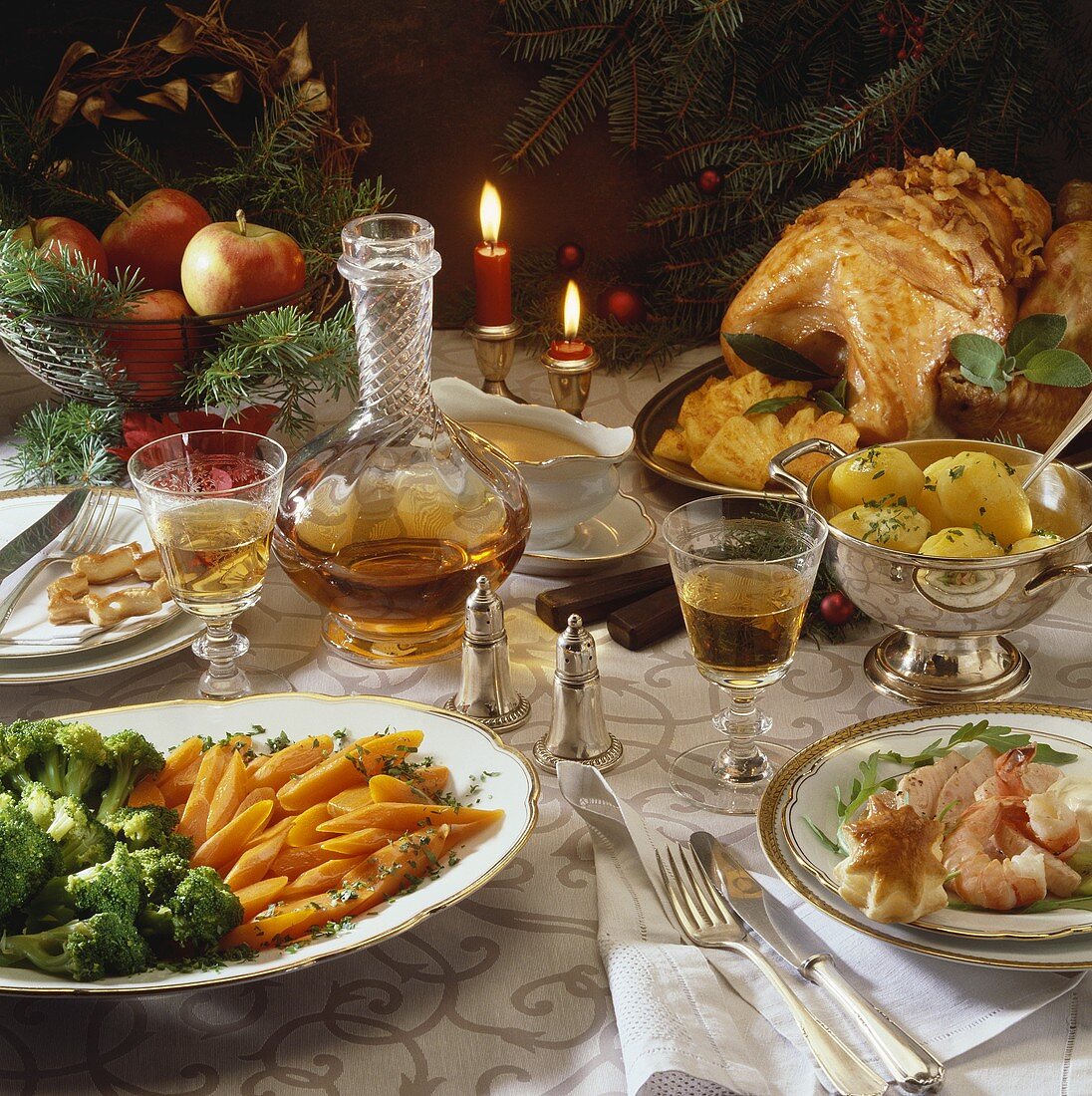 Weihnachtsmenü mit Putenbraten, Lachssalat und Gemüse