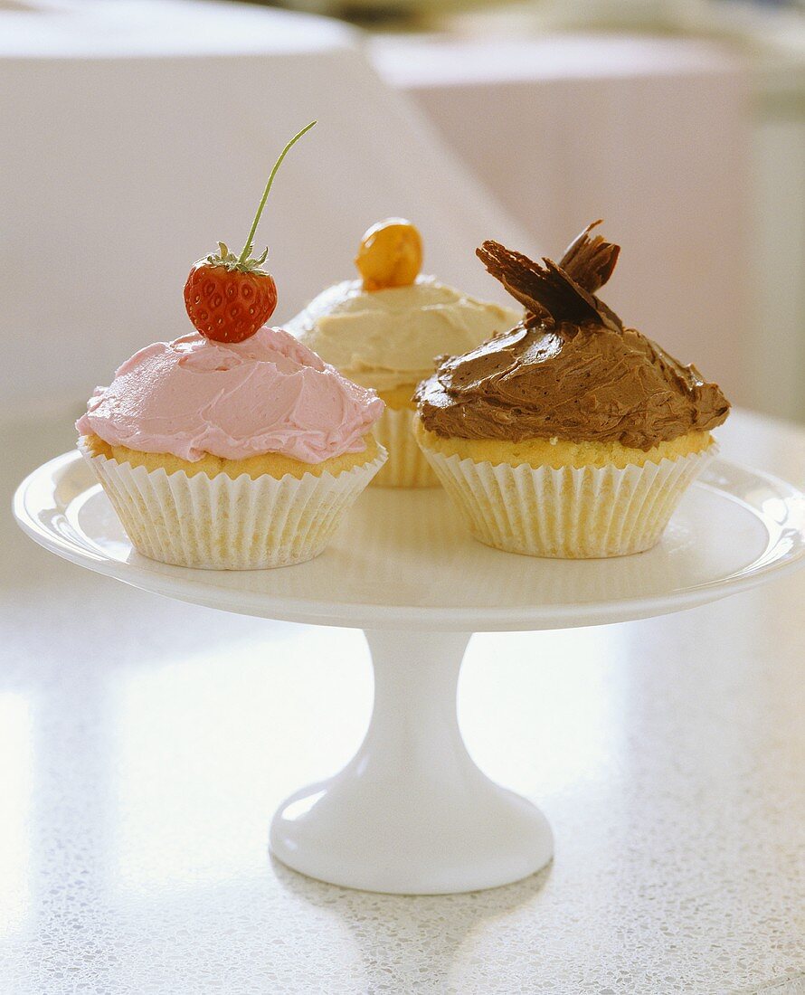 Drei Cupcakes mit verschiedenen Glasuren