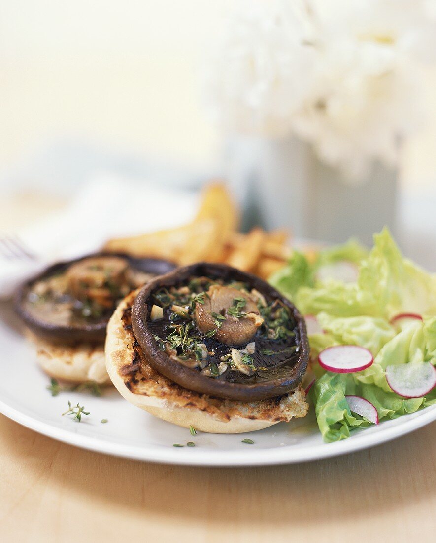 Portobello mit Kräutern auf geröstetem Brötchen