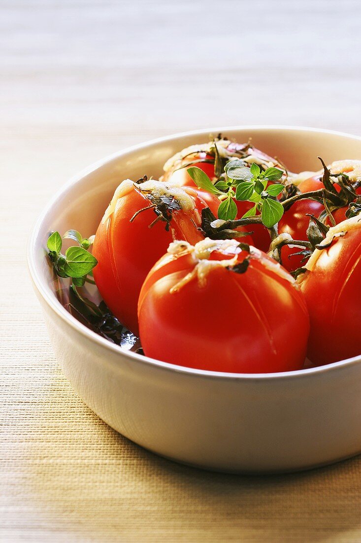 Tomatoes with marjoram and cheese topping