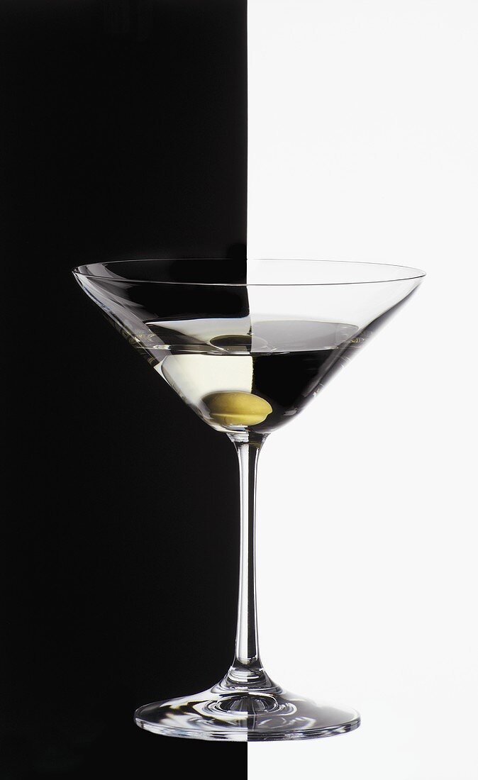 Martini mit Olive, black & white