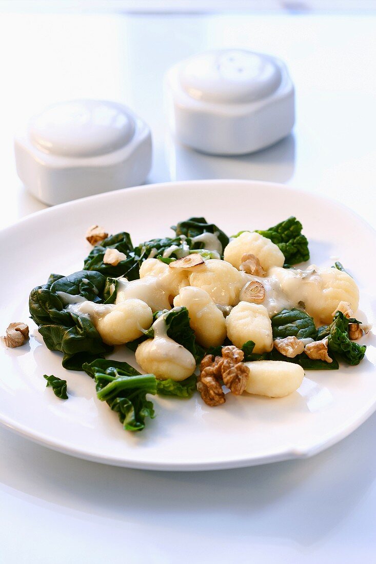 Gnocchi mit Blattspinat und Walnüssen