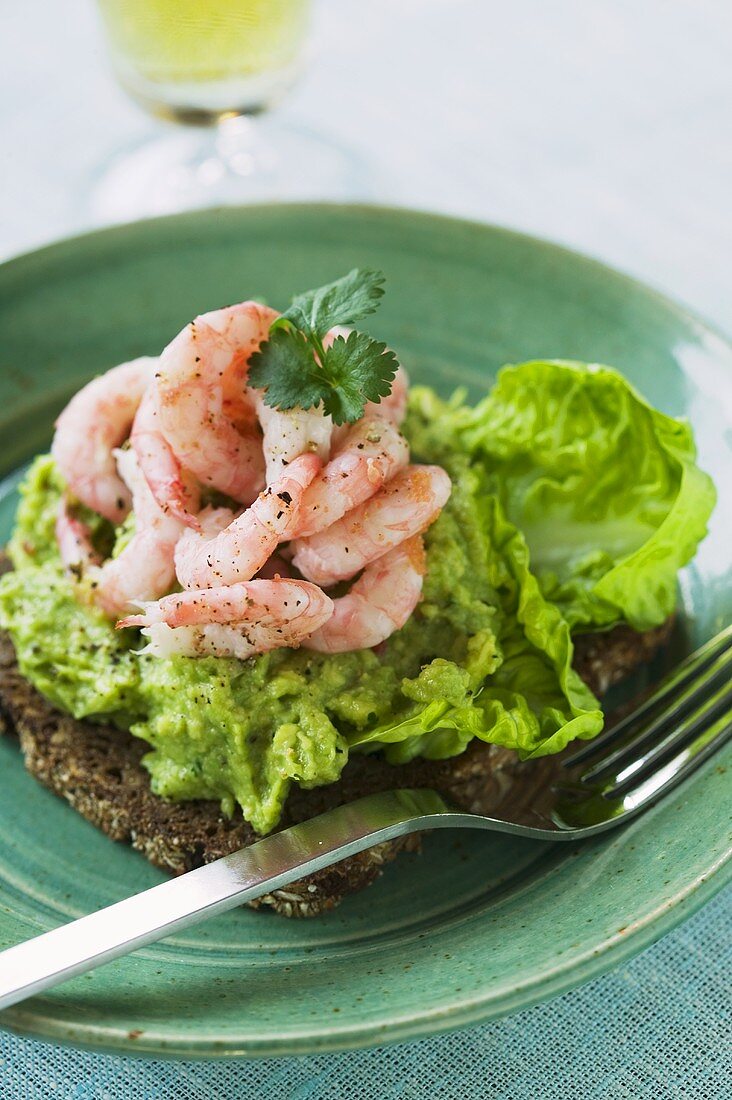 Roggenbrot mit Avocadocreme und Shrimps