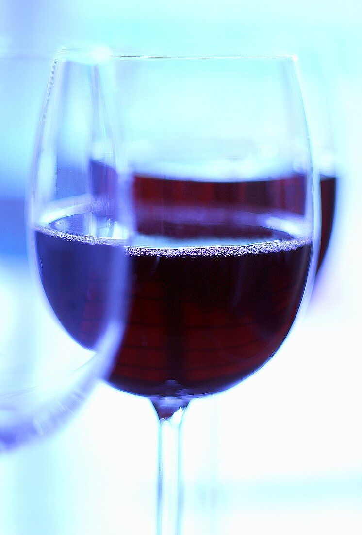 Zwei Gläser mit Rotwein