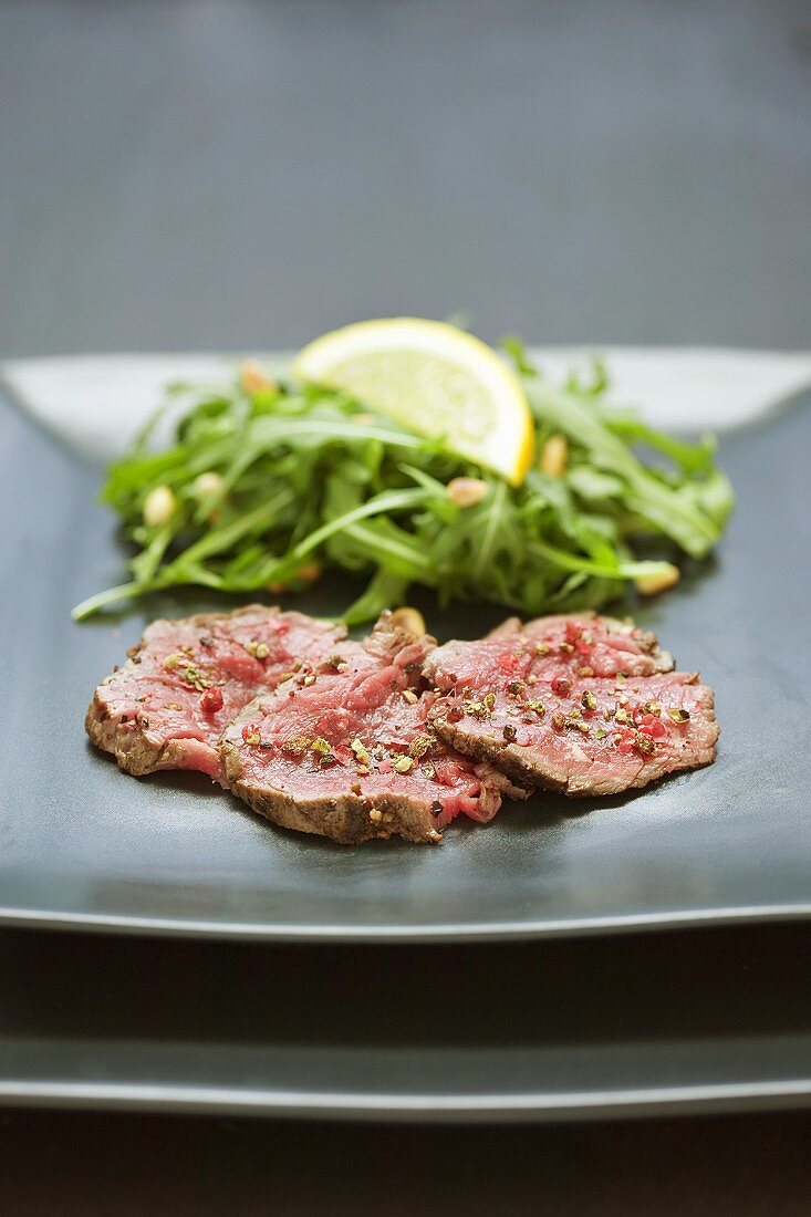 Rindfleisch-Carpaccio mit Rucolasalat