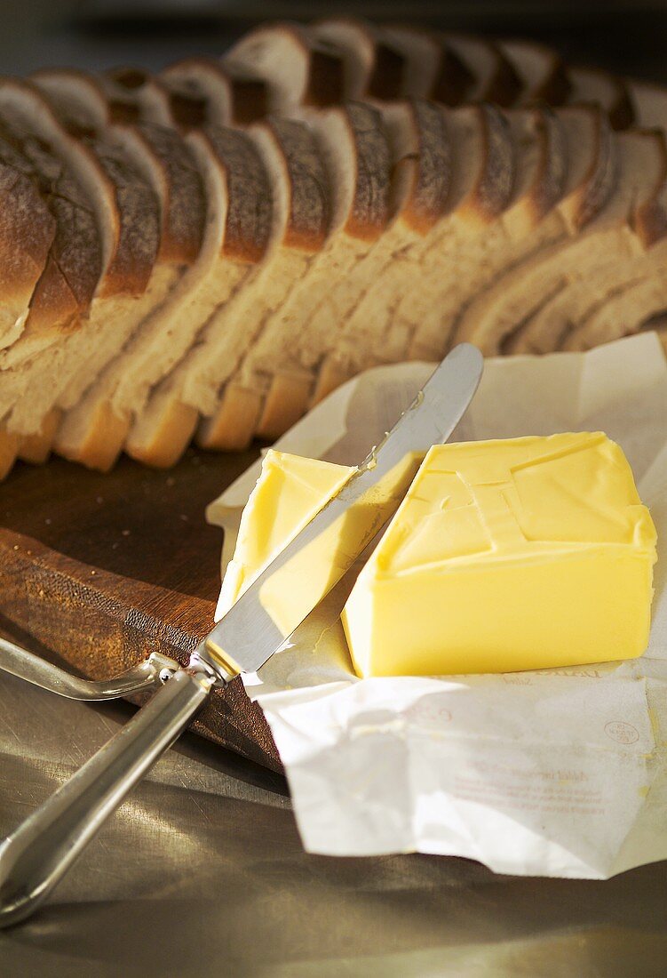 Butter und aufgeschnittenes Brot