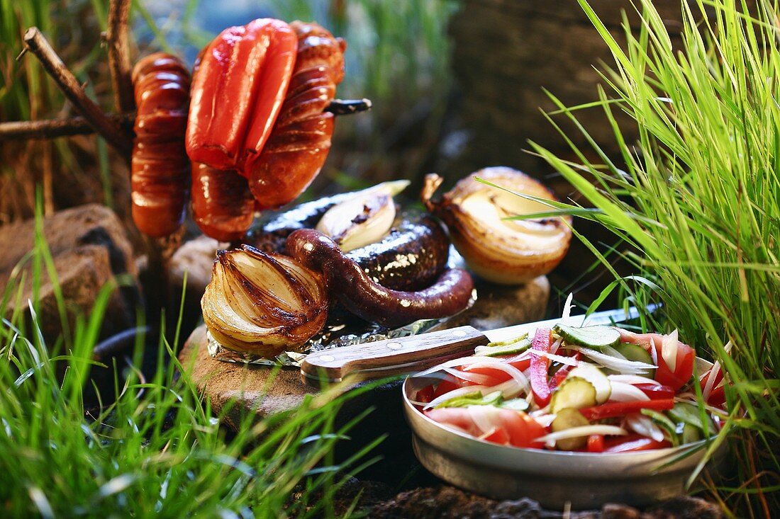 Grillwürste und Salat