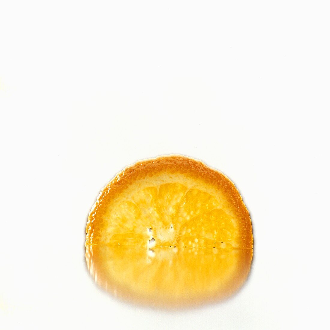 Eine halbe Orangenscheibe