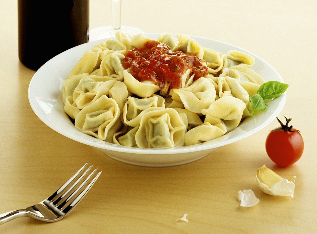 Tortellini mit Tomatensauce