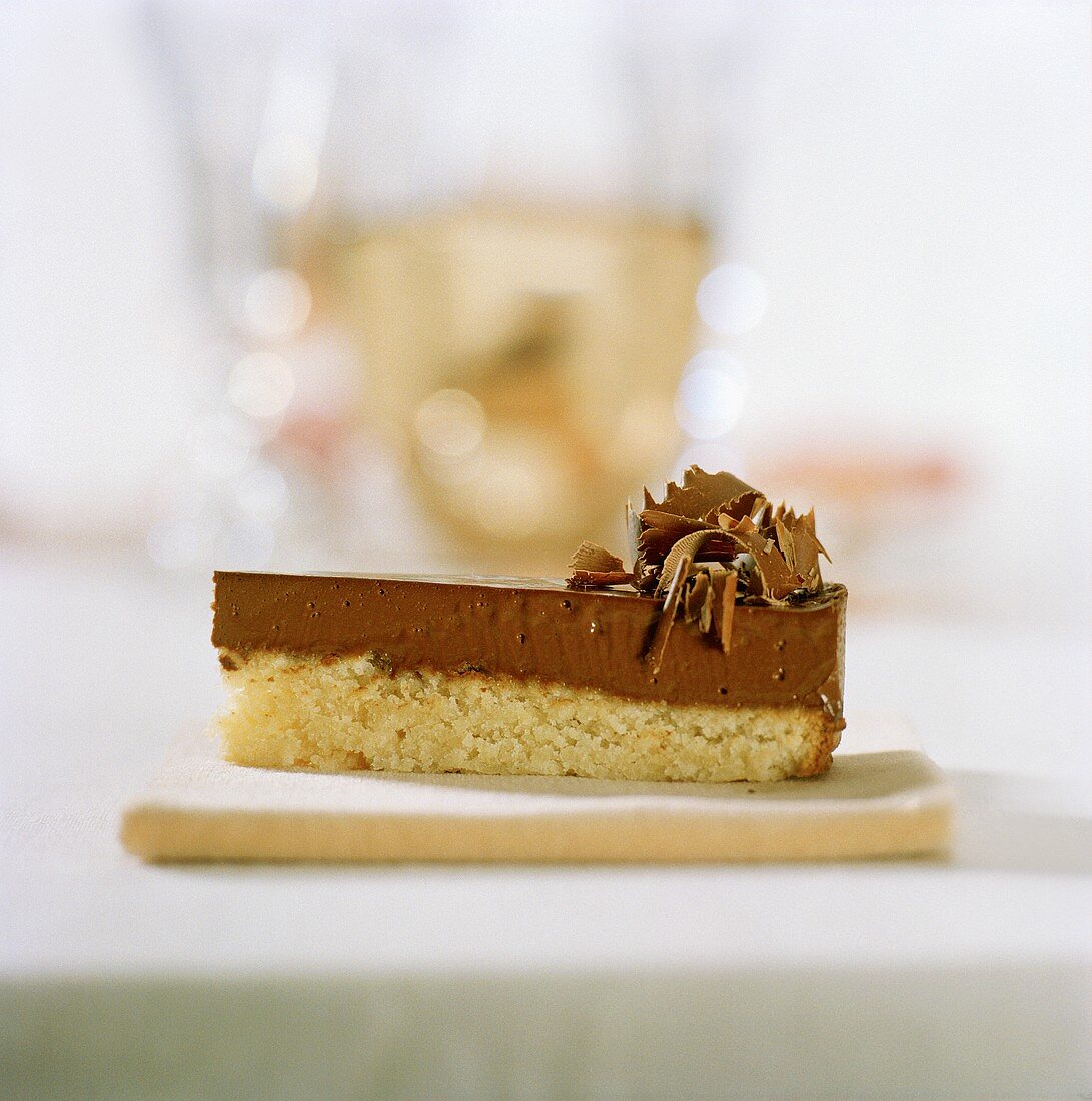 Ein Stück Schokoladen-Mandel-Kuchen