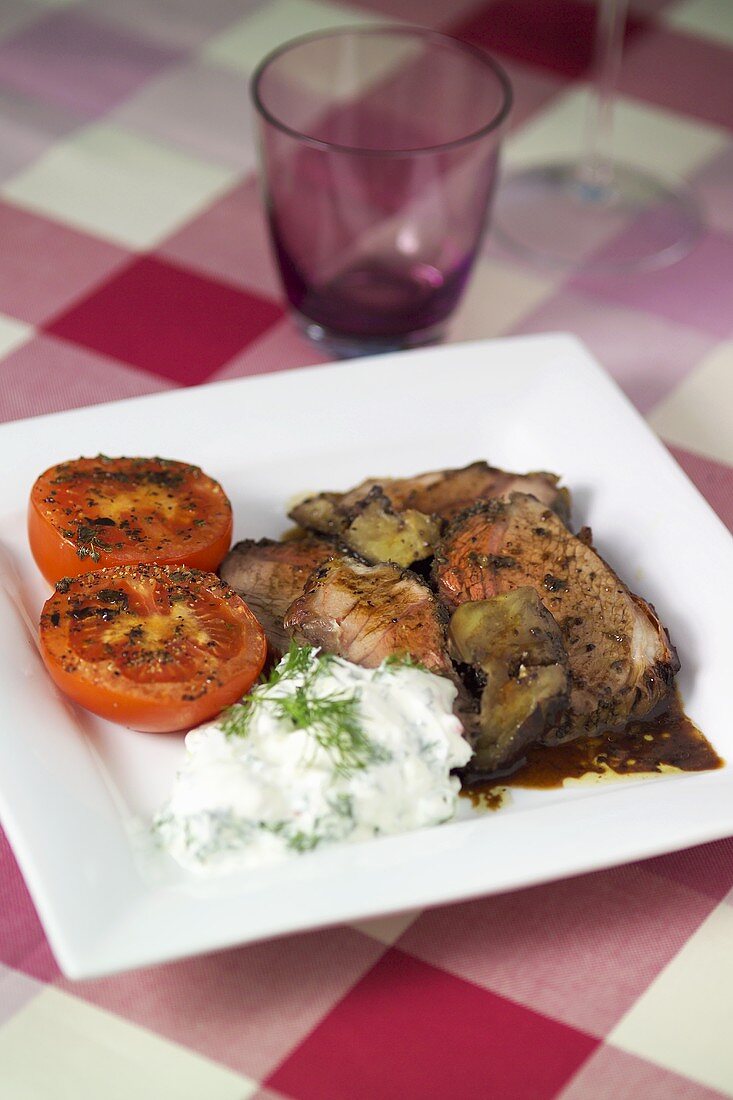 Gebratene Lammkeule mit Auberginen und Tzatziki