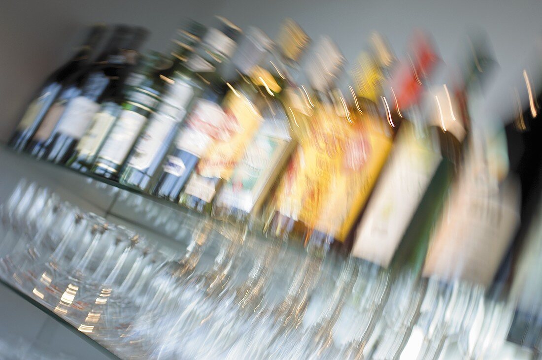 Bar-Regal mit Flaschen und Gläsern