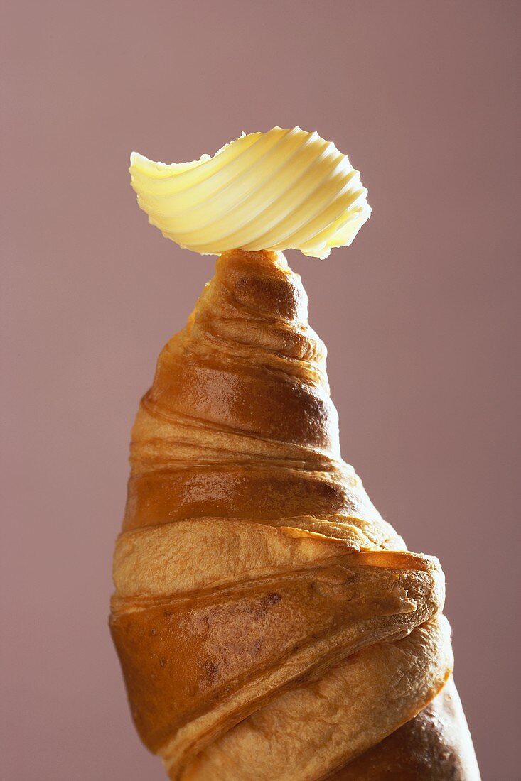 Ein Croissant mit Butterflocke