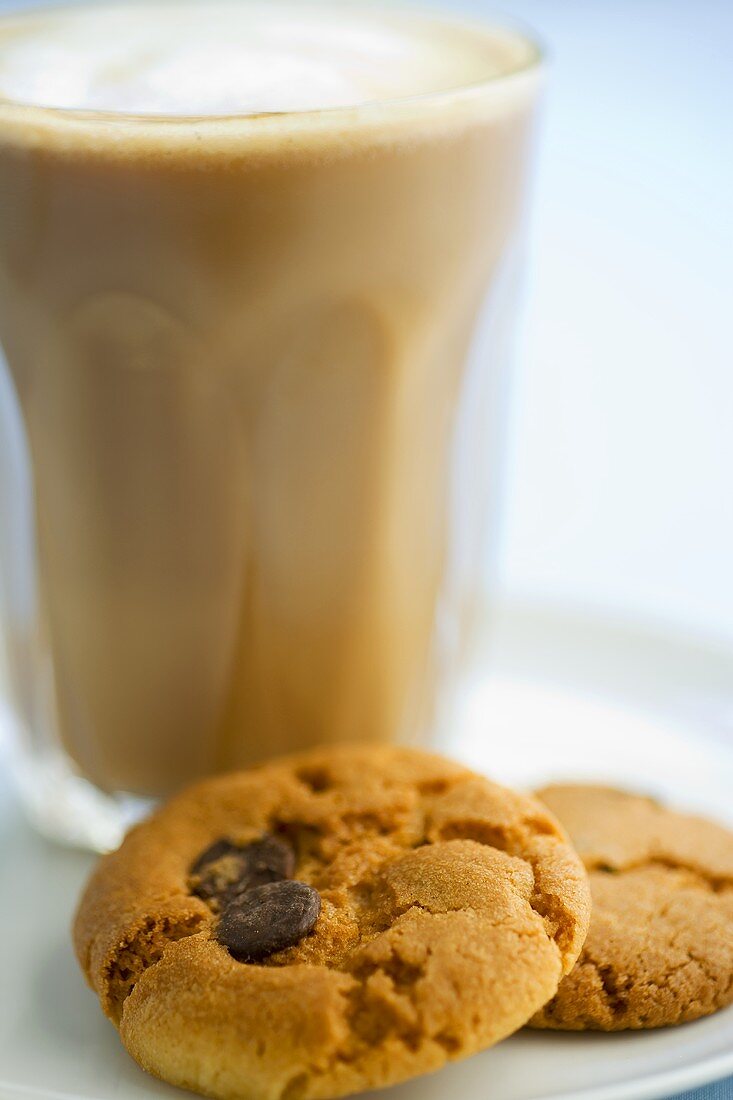 Chocolate chip cookies and caffè latte