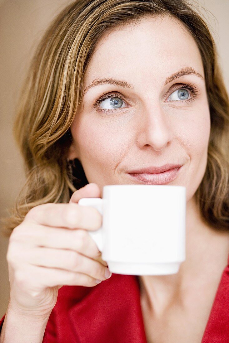 Frau hält eine Tasse Kaffee