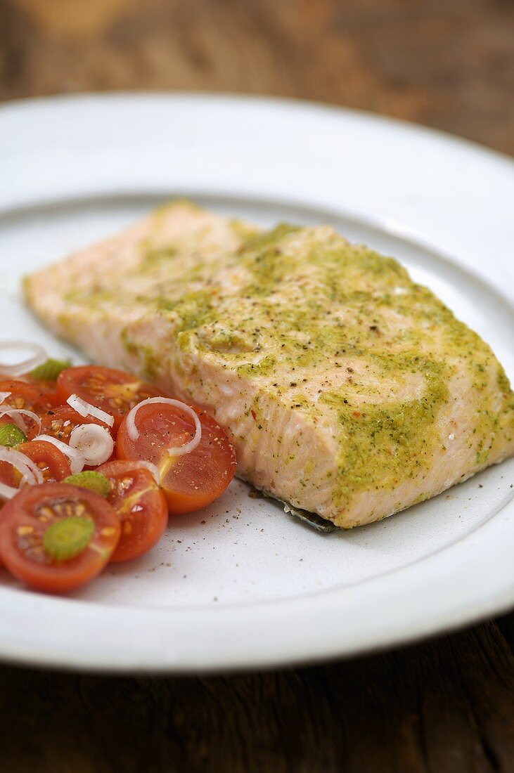 Gedämpfter Lachs mit Tomatensalat