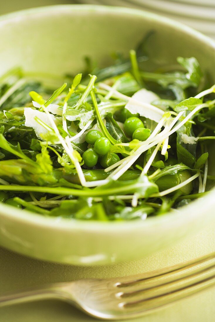 Spargelsalat mit Rucola und Erbsen