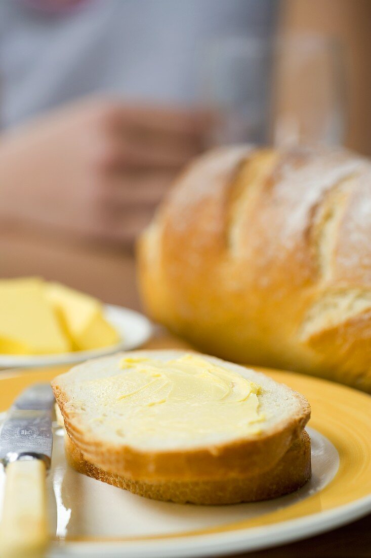 Butterbrot mit Messer und Brotlaib