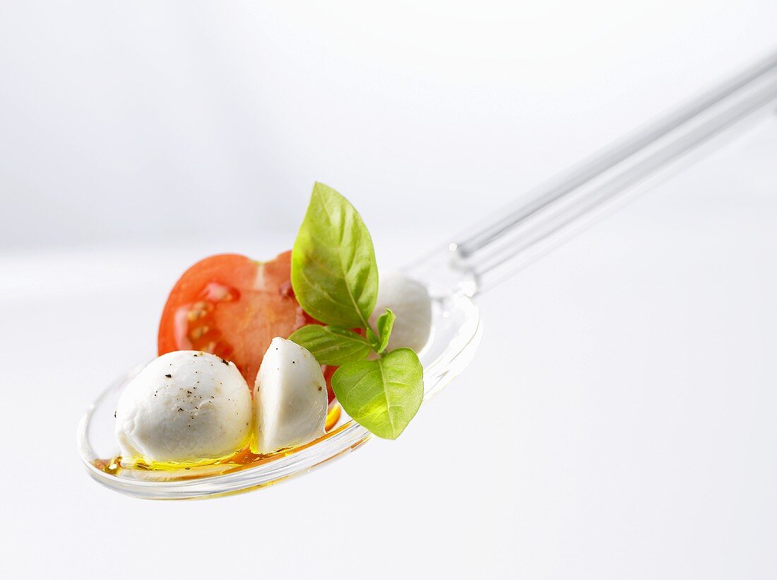 Insalata caprese (Tomaten-Mozzarella-Salat mit Basilikum)
