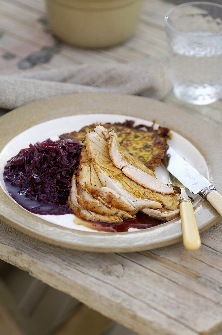 Schweinebraten mit Rotkohl und Kartoffelpuffer