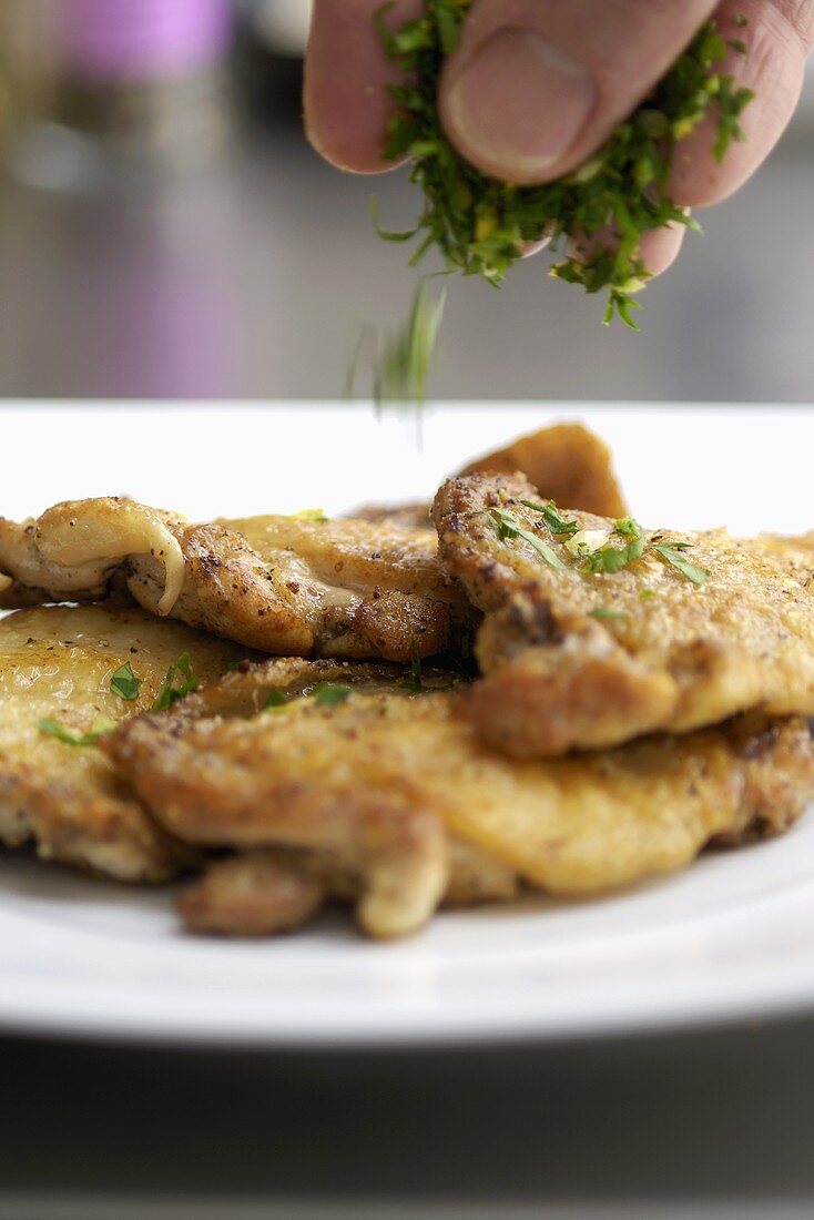 Gebratene Hähnchenschenkel mit Zitrone und Knoblauch