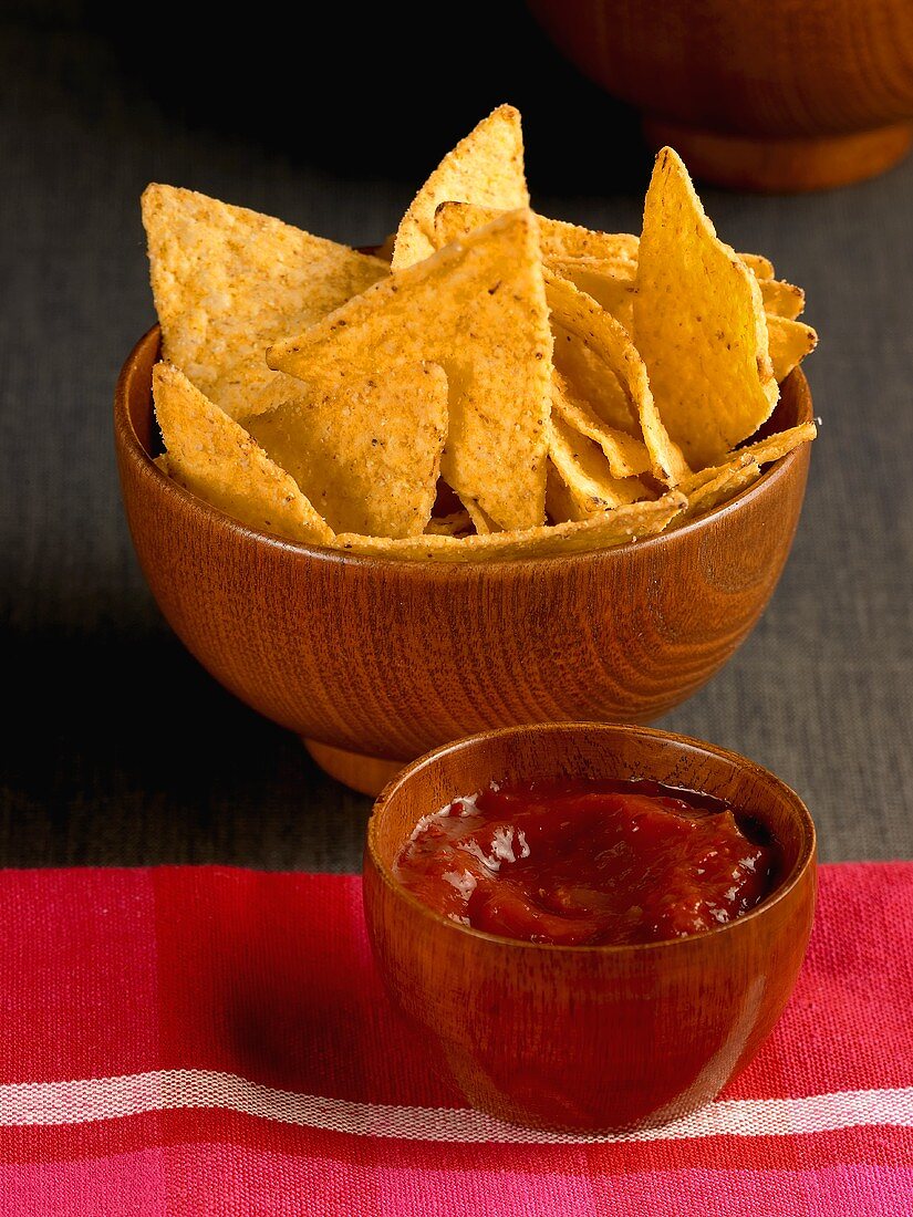 Nachos mit Salsa-Dip