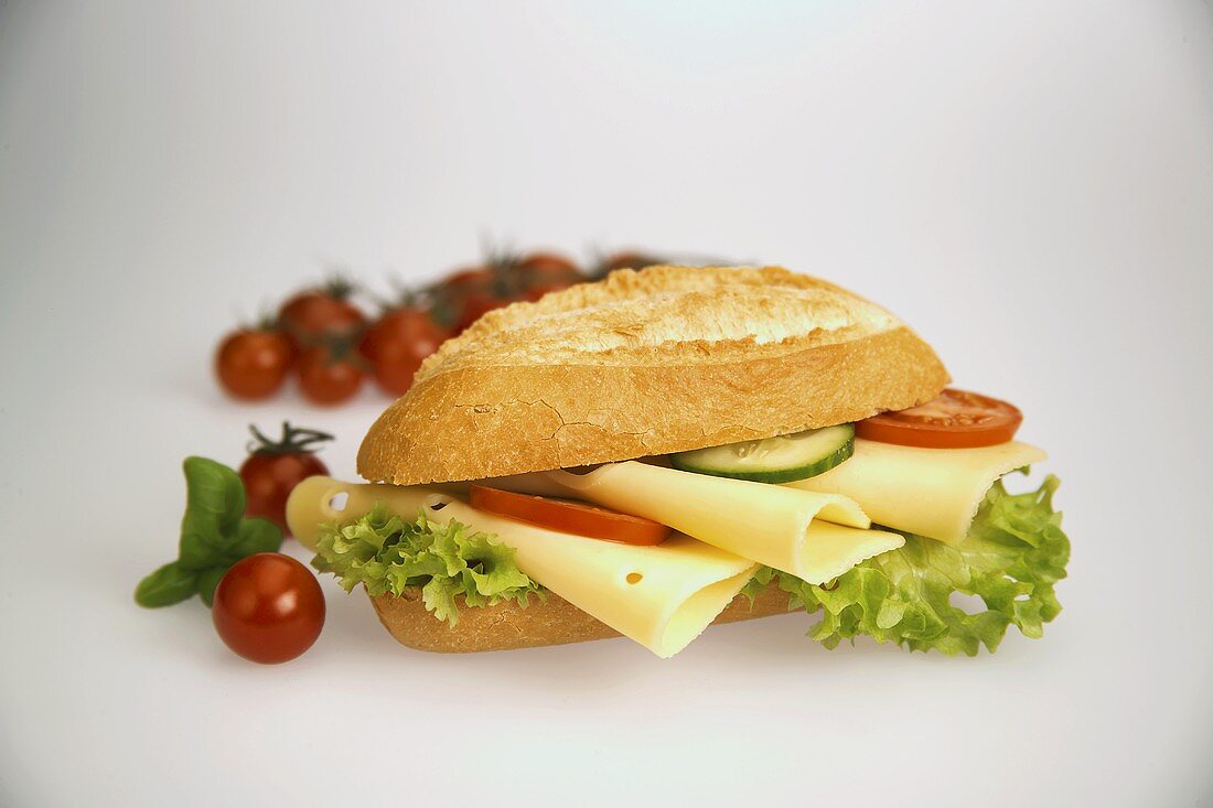 Käsesandwich mit Gurken und Tomaten